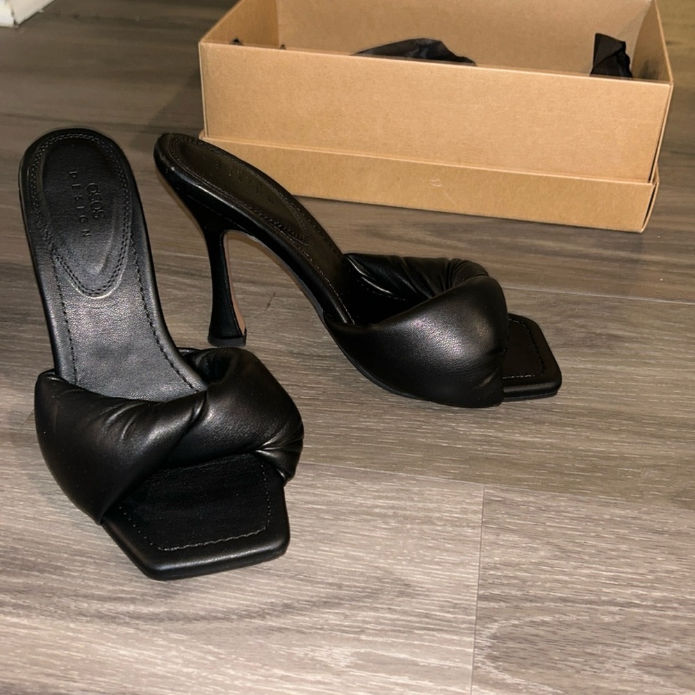 Puff twist mules- black faux leather